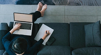 Şişmiş gözler, kambur bir sırt ve pençe şeklinde eller... Evden çalışanlar 70 yıl sonra nasıl görünecek?