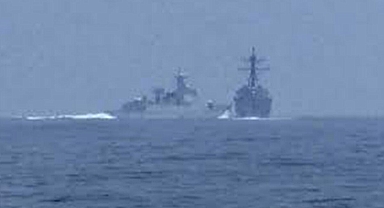 Tayvan Körfezi'nde ABD-Çin savaş gemileri karşı karşıya