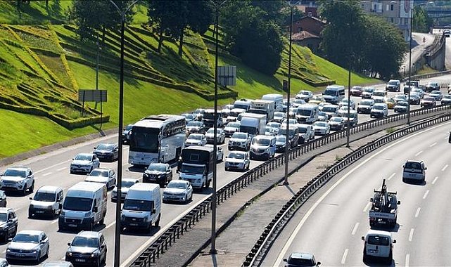 Bayram tatili sonrası dönüş trafiği! Yoğunluk başladı, trafik zaman zaman durma noktasına geldi