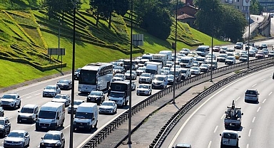 Bayram tatili sonrası dönüş trafiği! Yoğunluk başladı, trafik zaman zaman durma noktasına geldi