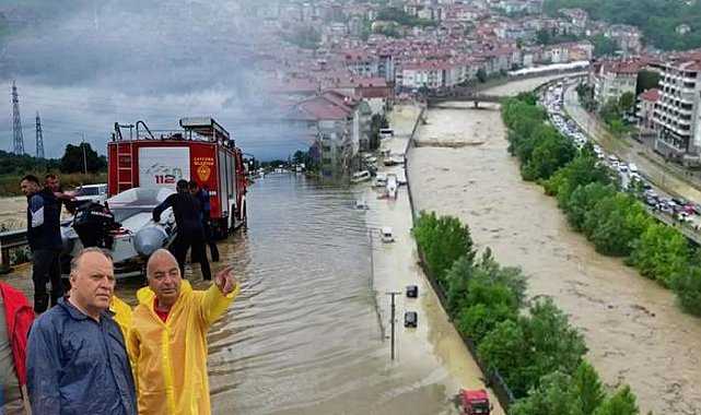 Sağanak yağış Karadeniz'i esir aldı, Meteoroloji 13 il için uyardı!