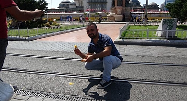 Türkiye resmen kavruluyor! Taksim'de bir vatandaş asfaltta yumurta pişirip ekmek banarak yedi...