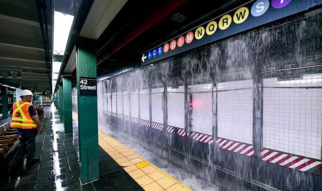 127 yıllık su şebekesi patladı! New York metrosu sular altında...
