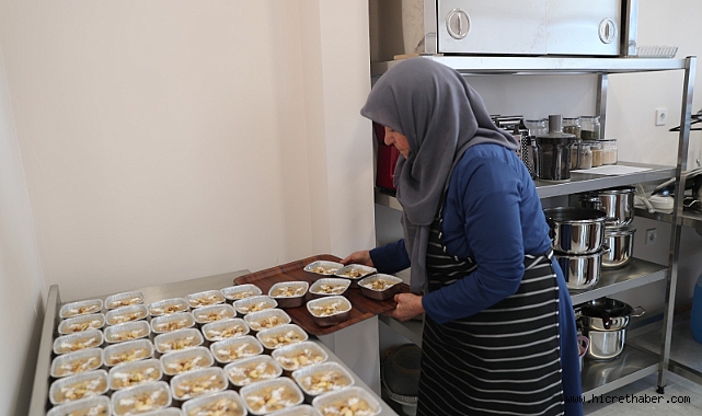 Bağcılar Belediyesi,Yaşlı Yaşam Merkezi’nde Aşure İkramı