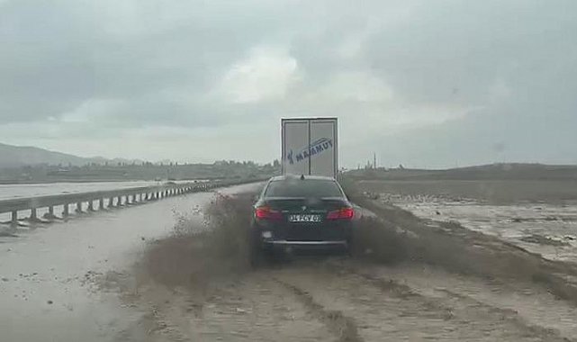 Doğubayazıt'ta sel felaketi! Türkiye-İran kara yolu ulaşıma kapandı