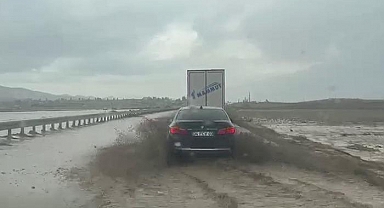 Doğubayazıt'ta sel felaketi! Türkiye-İran kara yolu ulaşıma kapandı