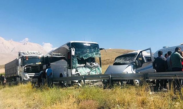 Niğde'de yolcu otobüsüyle hafif ticari araç çarpıştı: 1 ölü, 7 yaralı!