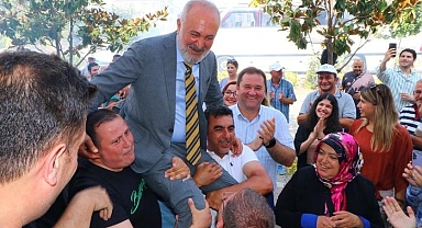 Zam kararından sonra belediye başkanını omuzlarda taşıdılar! En düşük maaş 18 bin 500 lira oldu
