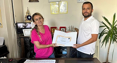 Anadolu Eğitim ve Kültür Konfederasyonu (AKON) Genel Başkanı Dernek Üyelerine Belgelerini takdim Etti