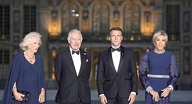 ElIzabeth’in gerdanlığı CamIlla’nın boynunda