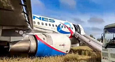 Havada panik dolu anlar... 167 kişiyi taşıyan yolcu uçağı tarlaya acil iniş yaptı
