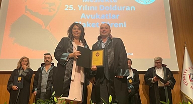 İstanbul Barosu Başkanı Filiz Saraç, mesleğinde 25. yılını dolduran avukat Erdem Yavaş'a plaket verdi.