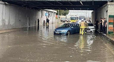 İstanbul'da yağış nedeniyle toprak kayması, kaza ve su baskını yaşandı