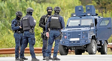 Kosova’da ‘ateşle oyun’... Sırp grup polisi hedef aldı