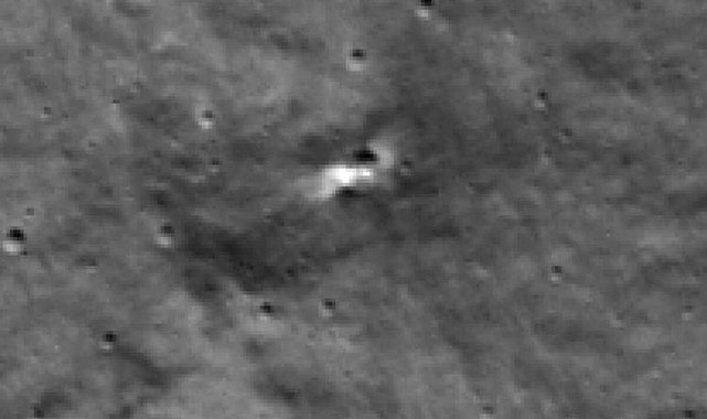 NASA görüntüleri yayınladı: Rusya’nın Ay yüzeyine çarpan uzay aracı 10 metre çapında krater oluşturdu