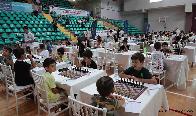 Satranç turnuvasında minikler, yeteneklerini sergiledi