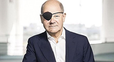 Scholz korsan bantlı fotoğrafını paylaştı