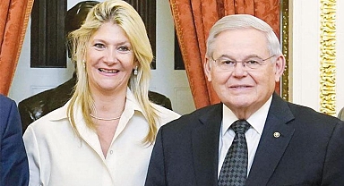 Senatör Menendez yolsuzlukla suçlandı