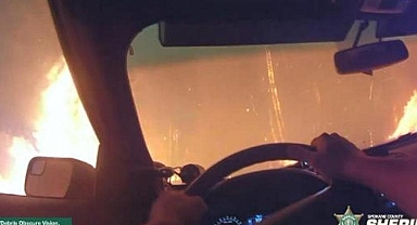 Sivilleri alevlerin arasından kurtarmak için ölümüne mücadele