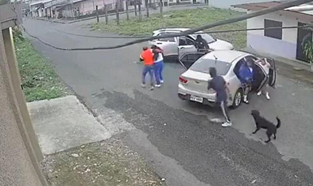 Şoke eden görüntüler: Aracın önünü kesip kız çocuğunu kaçırdılar