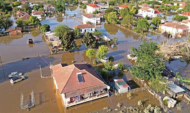Yunanistan’da sel askeri üssü de vurdu