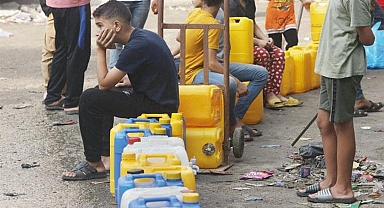 Gazzeli çocuklar ‘tuzlu su’ içiyor