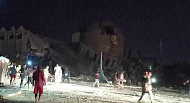 İşgalci İsrail uçakları, camileri vurmaya başladı