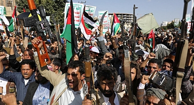 Yemen'de Binlerce Kişi Filistin için Sokaklarda Döküldü