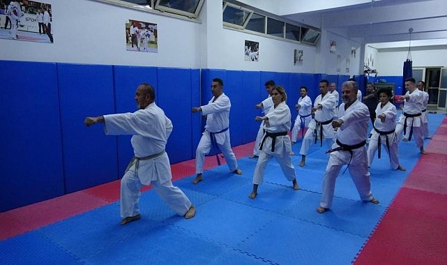 30 yıl sonra tekrar bir araya geldiler! Aynı karate salonu öğrencileri...