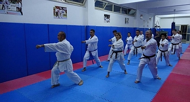30 yıl sonra tekrar bir araya geldiler! Aynı karate salonu öğrencileri...