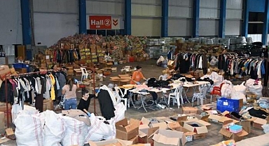 Depremzedelere gönderilen yardım kolisinden deste deste para çıktı!