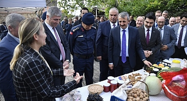 Edirne'de Vali Sezer kırsalda takibi bırakmıyor