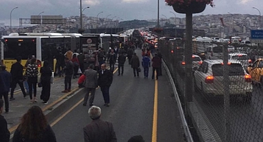 İETT'ye ait bir metrobüs, ilk seferinde arıza nedeniyle yolda kaldı.