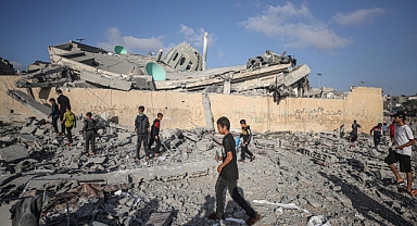İşgalci İsrail'in bombardımanında Gazze'de 3 cami daha yıkıldı