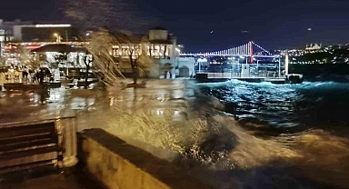 Marmara'da fırtına! Dalgalar 3 metreye ulaştı, İDO seferleri iptal edildi