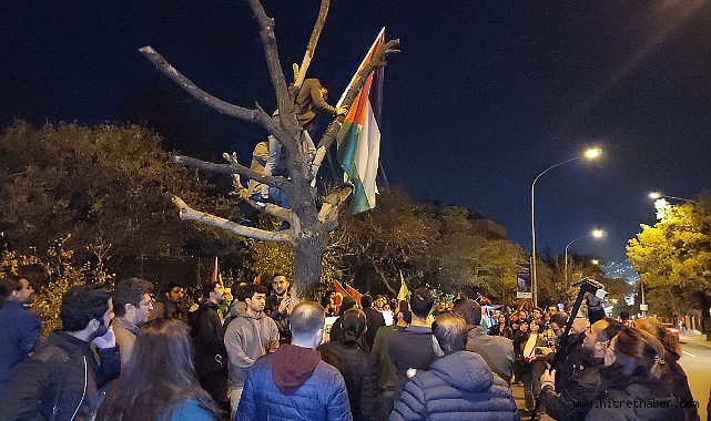 Türkiye Komünist Partisi,Filistin bayrağını İsrail Büyükelçiliği konutu önüne astı.