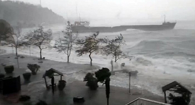 Zonguldak'ta fırtına kabusu! Bir gemi ikiye bölündü,