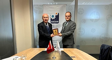 AK Parti Ataşehir Belediye Başkan aday adayı Hakan Berktaş’a Avrasya Sanayici ve İş Adamları Derneği’nden plaket
