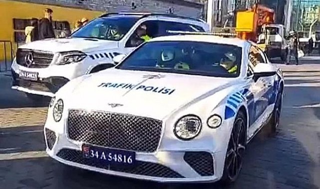 Aralarında Bentley, Ferrari, Porsche ve Mercedes de var! İstanbul polisine tahsis edilen lüks araçlar göreve başladı! Taksim Meydanı'nda fotoğraf kuyruğu oluştu