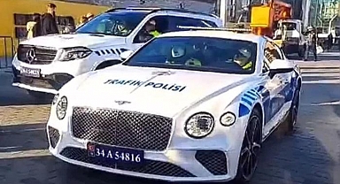 Aralarında Bentley,  Ferrari, Porsche ve Mercedes de var! İstanbul polisine tahsis edilen lüks araçlar göreve başladı! Taksim Meydanı'nda fotoğraf kuyruğu oluştu