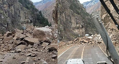 Artvin'de heyelan paniği! Yamaçtan kopan kayalar yolu kapattı