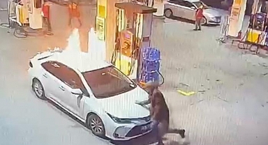 Benzin istasyonunda korku dolu anlar! Otomobil akaryakıt dolumu sırasında bir anda alev aldı