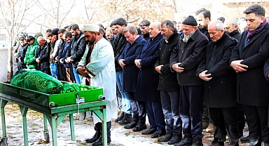 Çadırkaya Beldesi'nin Belediye Başkanı İshak Birol son yolcuğuna uğurladı.
