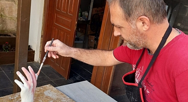 Dr. Ali Uslu'nun Seramik Sergisi: