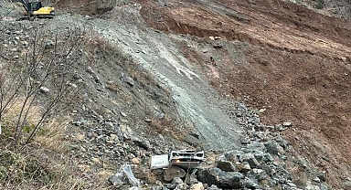 Heyelandan yola düşen kayanın isabet ettiği otomobil uçuruma yuvarlandı