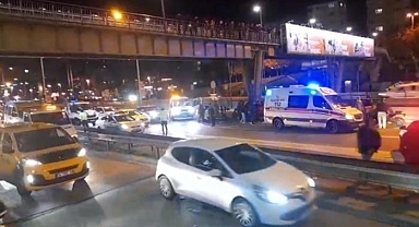 Kadıköy'de üst geçitten atlayan bir kişi ağır yaralandı! Yardımına sürücüler koştu