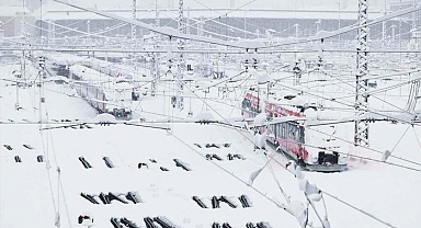O Avrupa ülkesi kar altında! Tren seferleri ve uçuşlar iptal edildi...