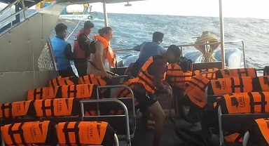 Tayland'da inanılmaz anlar... Batan feribottaki 70 yolcu son anda kurtarıldı
