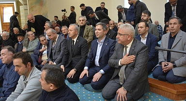 AK Parti Küçükçekmece Belediye Başkan Adayı Aziz Yeniay, İstanbul Cemevi'nde Birlik Cemi'ne Katıldı