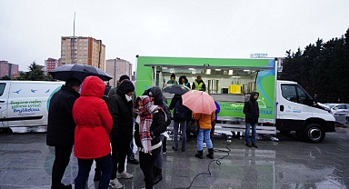 Beylikdüzü Belediyesi, vatandaşlara günde iki defa ücretsiz çorba ikramında bulunuyor. 